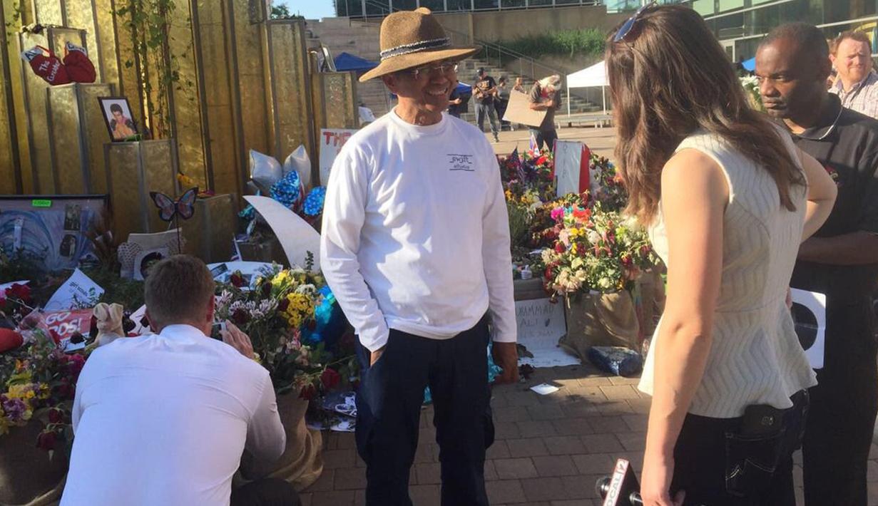 Mantan Menteri BUMN Dahlan Iskan turut menghadiri prosesi pemakaman petinju legendaris dunia Muhammad Ali, di Luisville, Kentucky, AS, Jumat (10/6/2016). (twitter.com/iskan_dahlan)