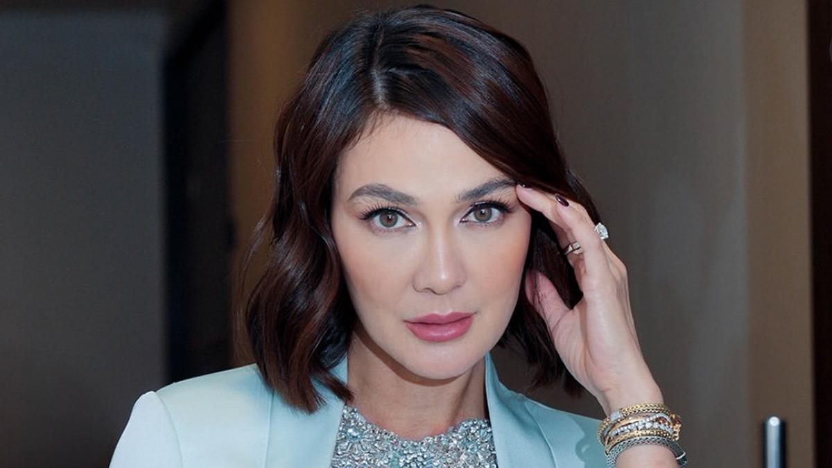 Begini Penampilan Luna Maya saat Mengenakan Pakain Set Baby Blue Karya Desainer Malaysia saat Hadir Fashion Show