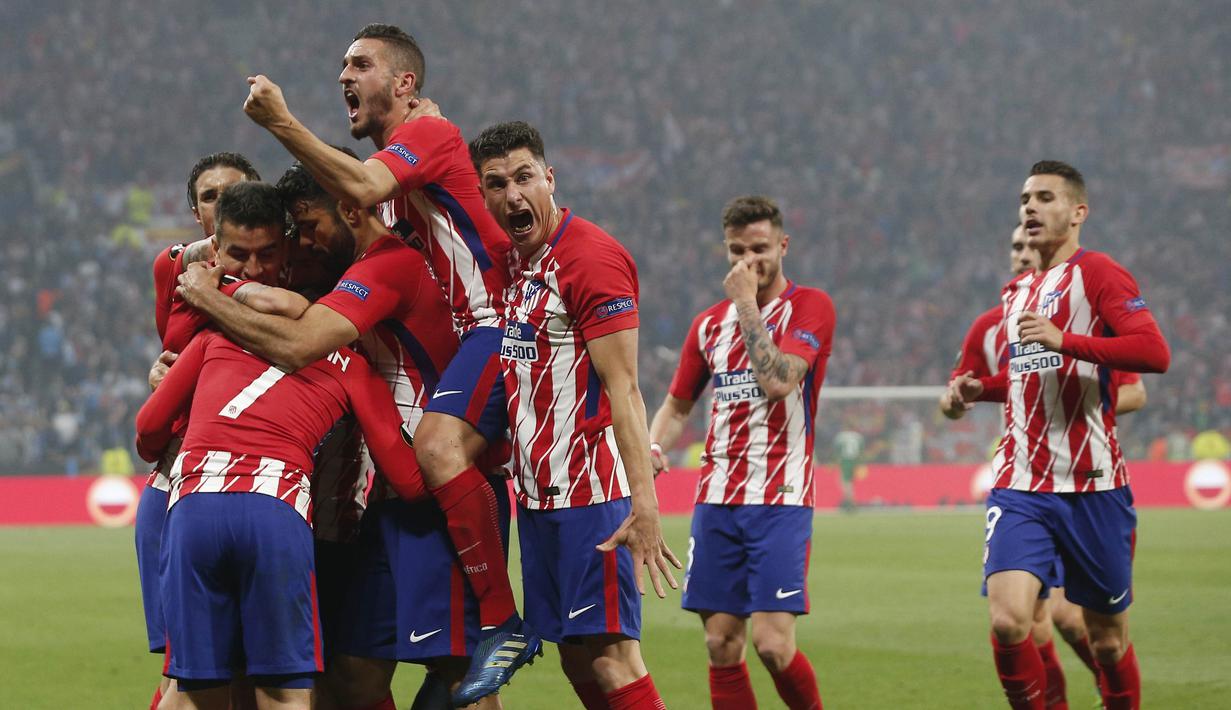 Para pemain Atletico Madrid merayakan gol yang dicetak oleh Antoine Griezmann, ke gawang Marseille pada laga final Liga Europa di Stadion Groupama, Lyon, Kamis (17/5/2018). Atletico Madrid menang 3-0 atas Marseille. (AP/Thibault Camus)