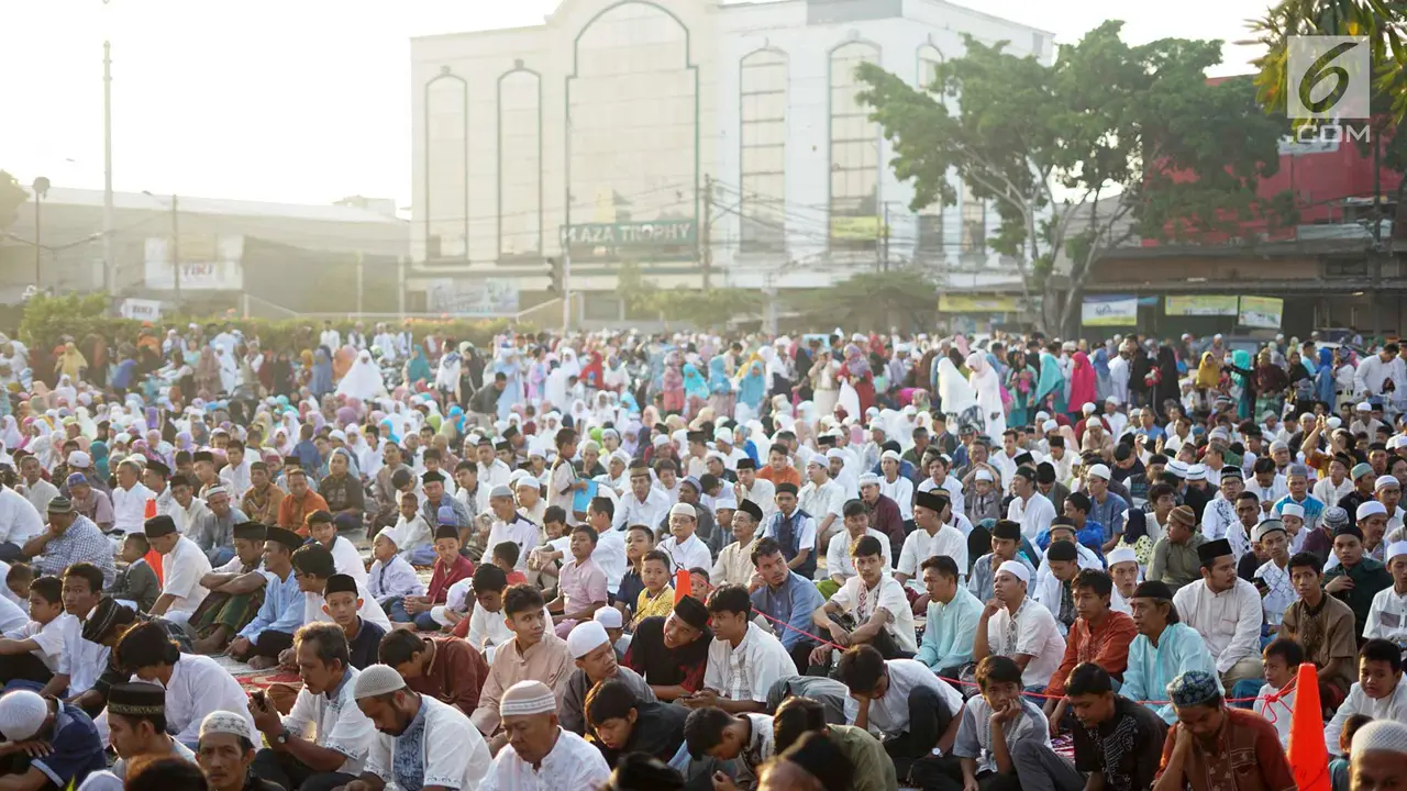 Gelar Salat Id, Warga Padati Persimpangan Pasar Senen