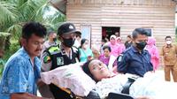 Warga Kabupaten Siak yang mengalami kelumpuhan saat dibawa Tim Biddokkes Polda Riau untuk berobat ke RUSD Arifin Ahmad. (LIputan6.com/M Syukur)