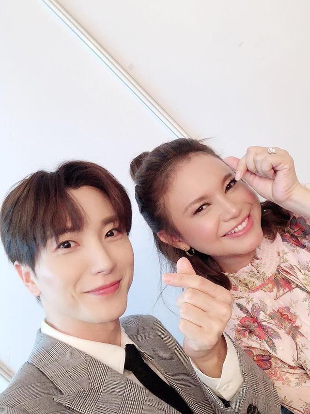 Leeteuk Super Junior dan Rossa. (Instagram/ xxteukxx https://www.instagram.com/p/BuIhwlHAC3u/)
