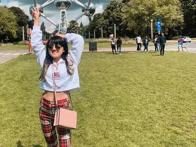 Punya wajah imut, Cindy Gulla sering dikira lebih muda dari usianya. Pasalnya di usia 25 tahun, artis dengan nama lengkap Cindy Christina Gulla ini selalu berpenampilan lucu yang membuatnya terlihat seperti remaja berusia 17 tahun. Mulai dari gaya berpakaian sampai gaya rambutnya, Cindy Gulla tampil lebih muda. (Liputan6.com/IG/@cgulla)