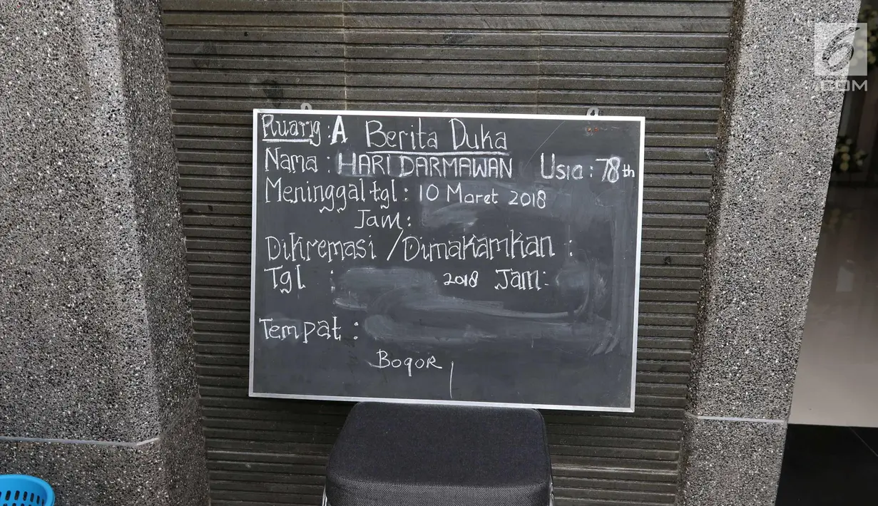Papan berita duka almarhum  pendiri Matahari Departement Store, Hari Darmawan terlihat di rumah duka Sinar Kasih, Bogor, Jawa Barat, Sabtu (10/3). Jenazah Hari dibawa ke bandara soetta untuk di terbangkan ke Bali. (Liputan6.com/Angga Yuniar)