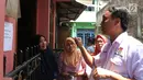 Petugas PPS Kelurahan Menteng mengecek Daftar Pemilih Tetap (DPT) ke rumah warga di Kelurahan Menteng, Jakarta, Rabu (17/10). Enam bulan sebelum Pemilu 2019, KPU DKI Jakarta menyelenggarakan Gerakan Pengecekan DPT Serentak. (Merdeka.com/Imam Buhori)
