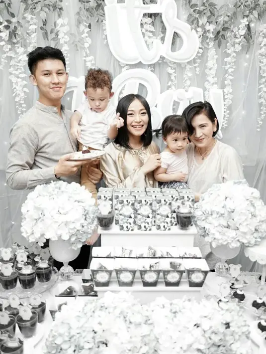 Jennifer Arnelita, salah seorang sahabat artis yang datang ke acara 7 bulanan tersebut. Ia pun mengunggah foto bersama anaknya yang turut hadir, serta Rinni dan Jevin sebagai tuan rumah. (Instagram/rinni_w)