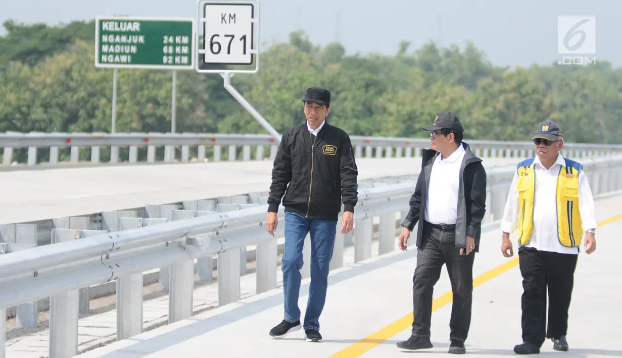Presiden Joko Widodo didampingi Menteri PUPR Basuki Hadimuljono dan Seskab Pramono Anung meninjau ruas jalan Trans Jawa seusai peresmian di Jawa Timur, Kamis (20/12). Jokowi meresmikan empat ruas tol Trans Jawa seksi Jawa Timur (Liputan6.com/Angga Yuniar)
