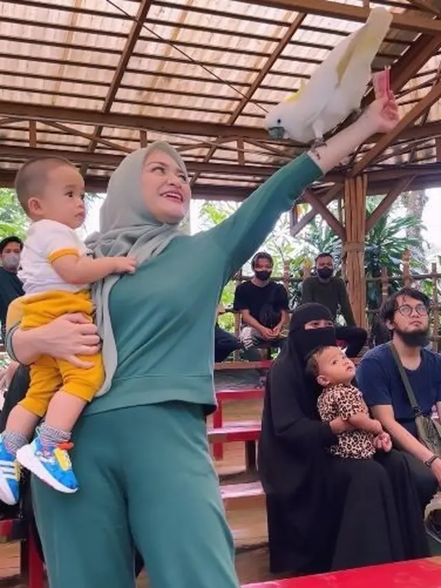 Seru main Bareng Binatang, Ini 7 Potret Nathalie Holscher dan Baby Adzam saat Liburan