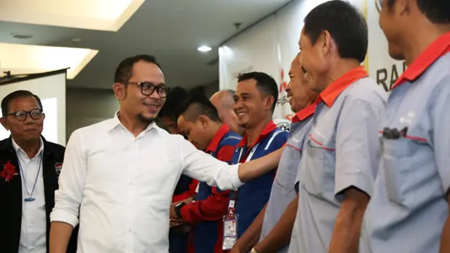 Menaker Hanif Bagikan Sertifikat Kompetensi Bagi 45 Sopir Truk di Jakarta