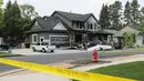 Sebuah pesawat kecil yang sengaja menabrak rumah di Payson, Utah, AS, Senin (13/8). Menurut petugas polisi, dua orang itu bisa melarikan diri meski bagian depan rumah dua lantai tersebut sudah dilalap api. (Scott G Winterton/The Deseret News via AP)
