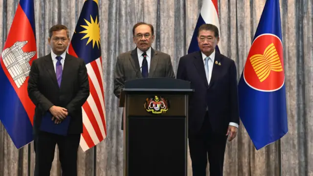 PM Malaysia Anwar Ibrahim (tengah) berbicara dalam konferensi pers didampingi PM Kamboja Hun Manet (kiri) dan PM sementara Thailand Phumtham Wechayachai usai perundingan gencatan senjata antara Thailand dan Kamboja di Putrajaya, Malaysia, Senin (28/7).