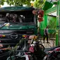 Polisi mencoba memindahkan truk setelah kecelakaan lalu lintas di Bekasi, Indonesia, Rabu (31/8/2022). Sebanyak 10 orang dilaporkan meninggal dunia dalam kecelakaan maut tersebut. (AP Photo/Achmad Ibrahim)