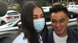 Pasangan selebritis Baim Wong dan Paula Verhoeven saat tiba di Polres Jakarta Selatan, Jumat (7/10/2022). Didampingi penasihat hukum, pasangan suami-istri itu tiba di pelataran Polres Metro Jakarta Selatan pada pukul 13.45 WIB. (Liputan6.com/Herman Zakharia)