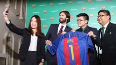 Perwakilan FC Barcelona, Xavier Asensi (kedua dari kiri) berfoto selfie bersama  CEO OPPO Indonesia, Ivan Lau (kedua kanan) pada acara peluncuran Oppo F1 plus FCB Edition di Kawasan SCBD, Jakarta, Kamis (21/7/2016). (Bola.com/Nicklas Hanoatubun)