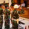 Empat personel Tentara Nasional Indonesia (TNI) yang dituduh menyiram air keras saat memberi hormat kepada seorang aktivis Hak Asasi Manusia (HAM) saat menghadiri sidang pembacaan putusan di Pengadilan Militer II-08, Jakarta pada Rabu 10 Juni 2026. (Yasuyoshi Chiba/AFP)