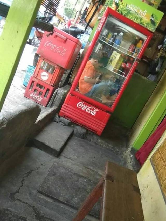 Efek Cuaca Panas, 6 Tingkah Bocah 'Ngadem' di Kulkas Ini Kocak