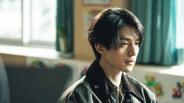 Lee Dong Wook di Balik Layar Drakor A Shop for Killers. (Disney Plus via Instagram/ leedongwook_official)