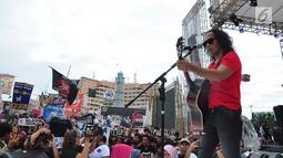 Vokalis grup band musik Slank, Kaka tampil sebagai pengisi puncak Apel Kebangsaan 'Kita Merah Putih' di lapangan Pancasila Simpang Lima Semarang, Minggu (17/3). Acara yang digelar Pemprov Jateng ini dihadiri puluhan ribu warga. (Liputan6.com/Gholib)