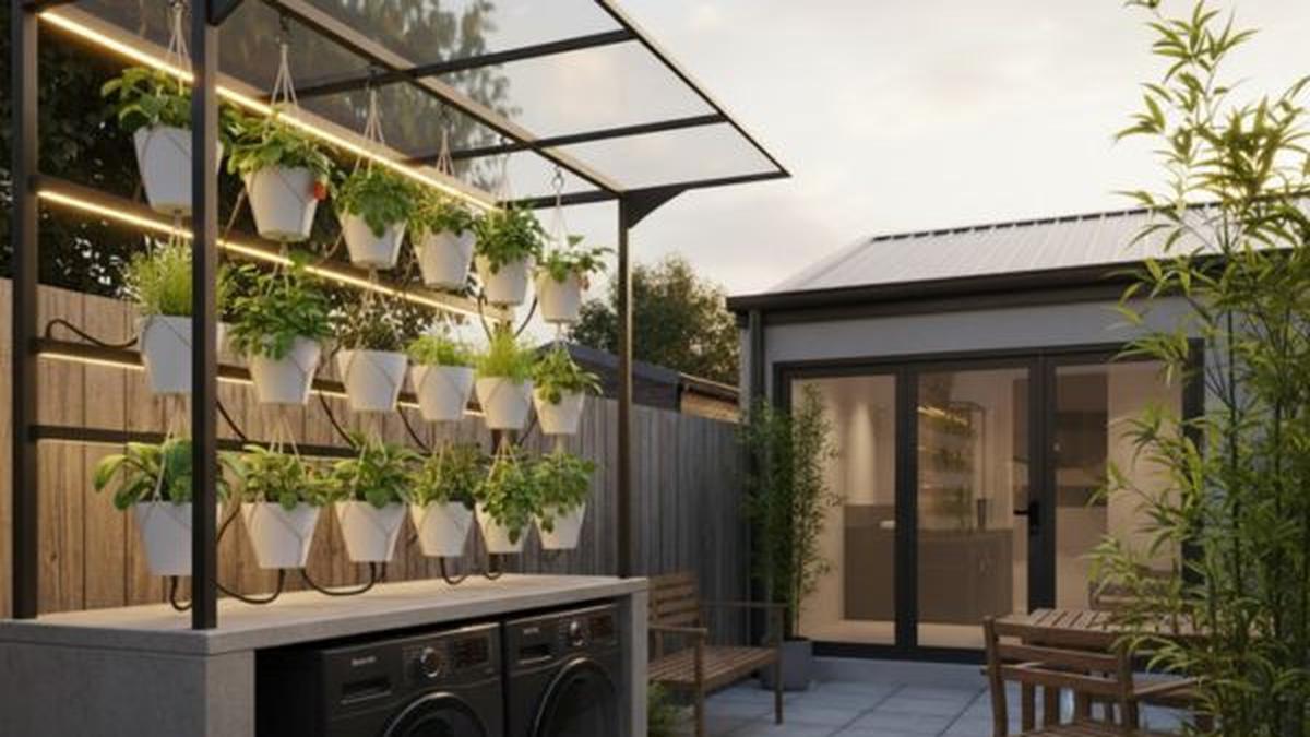 8 Desain Halaman Belakang Rumah dengan Pot Gantung Sayur dan Tanaman Rempah, Kreatif Optimalkan Lahan