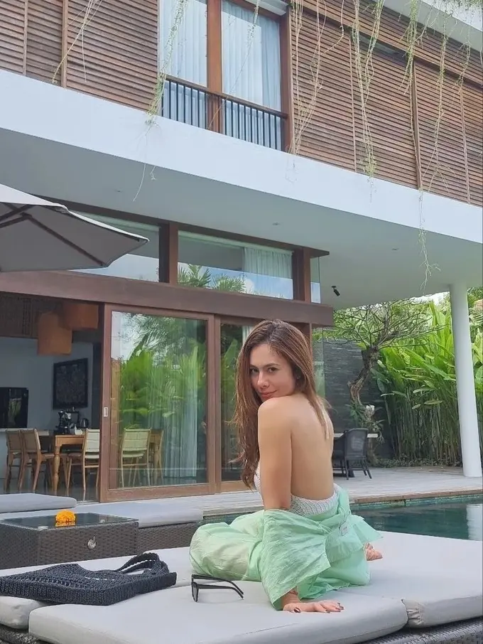Wulan Guritno saat mengenakan busana dengan punggung terbuka. (Instagram @wulanguritno)