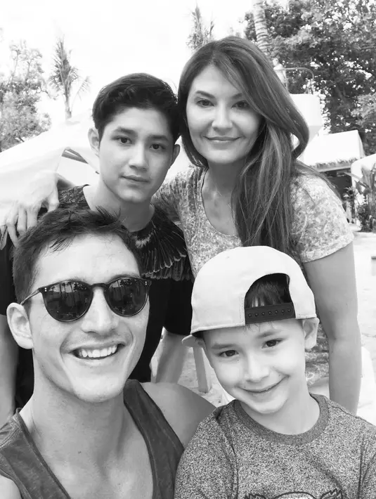 Tamara Bleszynski dan Kenzou Lewis memberikan kejutan ulang tahun untuk Mike Lewis. (Foto: instagram.com/mike_lewis)
