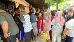 Jaminan tersebut seolah tak sejalan dengan kondisi yang dirasakan masyarakat. Dalam sepekan terakhir, warga Tuban mengaku kesulitan mendapatkan gas subsidi itu. (Liputan6.com/Ahmad Adirin)