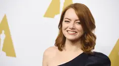 Senyum Emma Stone saat tiba menghadiri acara tahunan Academy Awards Nominator Luncheon ke-89 di The Beverly Hilton Hotel di Beverly Hills, California, AS (6/2). Emma Stone tampil cantik dengan balutan gaun berwarna biru. (Kevin Winter/Getty Images/AFP)
