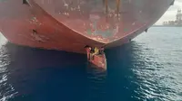 Dalam foto yang dirilis oleh Spain's Maritime Safety and Rescue Society pada Selasa 29 November 2022, tiga pria dipotret di atas kapal tanker minyak yang berlabuh di pelabuhan Kepulauan Canary, Spanyol. Layanan Penyelamatan Maritim Spanyol mengatakan telah menyelamatkan tiga penumpang gelap yang bepergian dengan kemudi kapal di Kepulauan Canary setelah kapal tersebut berlayar ke sana dari Nigeria. Orang-orang itu ditemukan di kapal tanker minyak Alithini II di pelabuhan Las Palmas. (Salvamento Maritimo via AP)