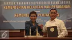 Menteri Kelautan dan Perikanan Susi Pudjiastuti (kiri) berjabat tangan dengan Menteri Pertahanan Ryamizard Ryacudu usai penandatanganan naskah kesepakatan bersama di Kementerian Pertahanan, Jakarta, Selasa (10/5). (Liputan6.com/Faizal Fanani)