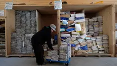 Pekerja menyortir koran dan majalah untuk didaur ulang di pusat limbah di Kamikatsu, Prefektur Tokushima, 14 Maret 2019. Kota di barat daya Jepang ini mengumumkan pada tahun 2003 bahwa pada tahun 2020 akan berhenti menghasilkan limbah sama sekali sebagai tujuan zero waste-nya. (Kazuhiro NOGI/AFP)