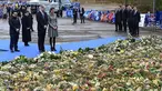 Pangeran William dan Kate Middleton mendatangi lokasi jatuhnya helikopter di luar Stadion King Power, Leicester, Rabu (28/11). William dan Kate memberikan penghormatan kepada korban tewas dalam kecelakaan helikopter pada 27 Oktober 2018. (Paul ELLIS/AFP)