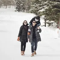 Ringgo, Bjorka, dan Sabai berfoto bersama di dekat lokasi snow boarding. (Sumber: Instagram @sabaidieter)