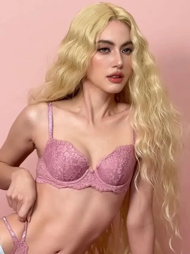 Davika Hoorne tampil dengan rambut pirang saat mengenakan pakaian dalam lace pink. [@davikah]