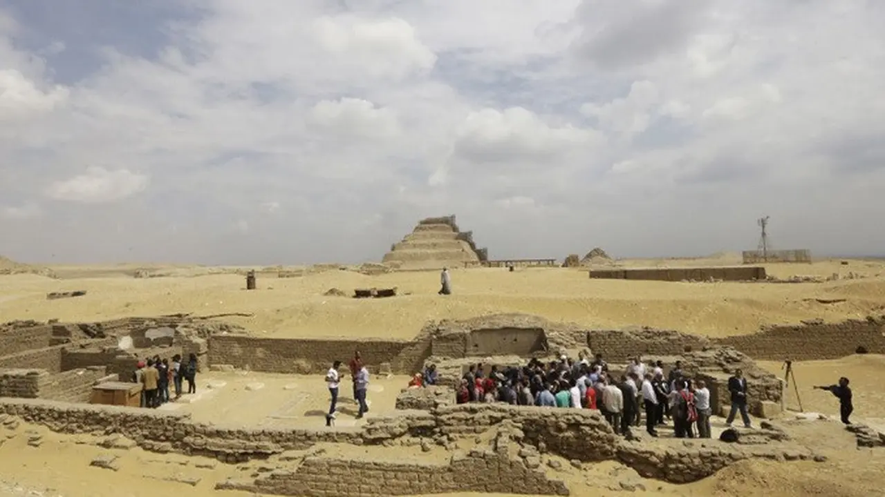 Para arkeolog dan wartawan berkumpul di sebuah lokasi bersejarah di selatan Kairo, Mesir (AP)