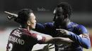 Striker PSM Makassar, Ferdinand Sinaga, berusaha menahan emosi gelandang Persib Bandung, Michael Essien pada laga lanjutan Liga 1 di Stadion GBLA, Bandung, Rabu, (5/7/2017). (Bola.com/M Iqbal Ichsan)