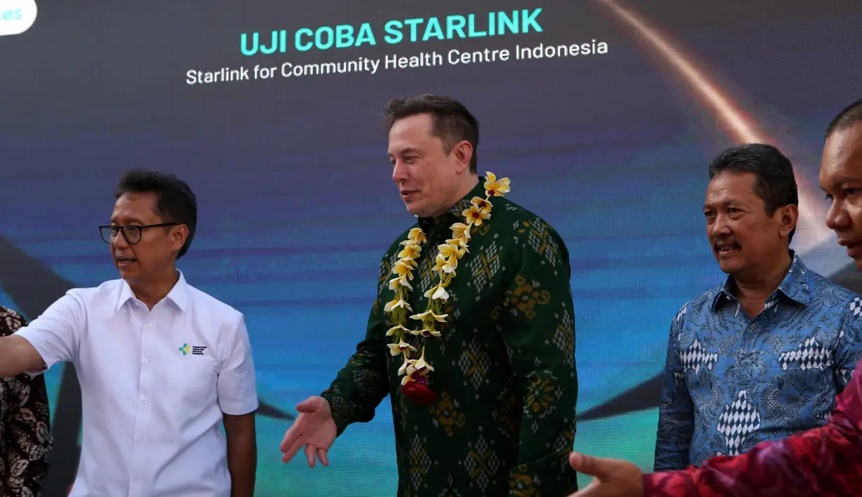 Kedatangan Elon Musk di Puskesmas Sumerta Kelod, Bali untuk meresmikan peluncuran layanan internet satelit Starlink. (AP Photo/Firdia Lisnawati)