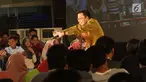Motivator Tung Desem Waringin saat menjadi narasumber di EGTC 2017 di UGM, Yogyakarta, Rabu (1/11). EGTC 2017 menghadirkan tokoh-tokoh inspiratif dengan tujuan agar para mahasiswa memperoleh pengalaman dan wawasan baru. (Liputan6.com/Helmi Afandi)