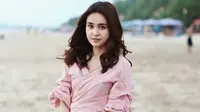 Saat tengah berlibur pun Michelle Ziudith lebih sering tampul dengan makeup sederhana. Tatanan rambut dari aktris jebolan ajang Miss Celebrity ini juga lebih sering terurai.(Liputan6.com/IG/@michelleziu)