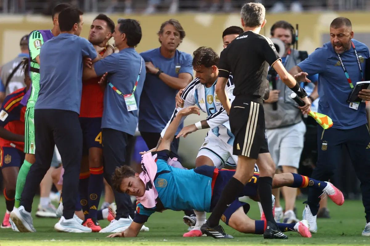 Kericuhan usai final Piala Dunia 2026 dimana Leandro Paredes jadi biang keladinya