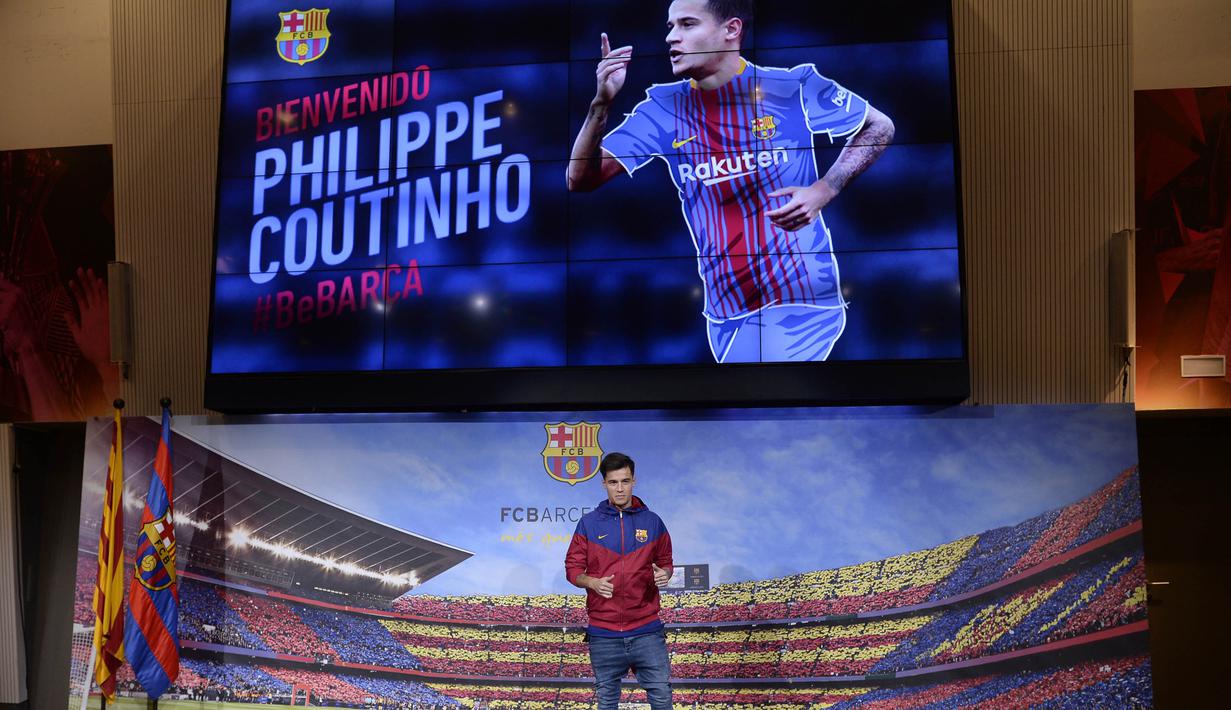 Gelandang baru Barcelona, Philippe Coutinho, diperkenalkan kepada publik di Barcelona, Minggu (7/1/2018). Pemain asal Brasil ini resmi didatangkan dari Liverpool dengan harga 160 juta euro. (AFP/Josep Lago)