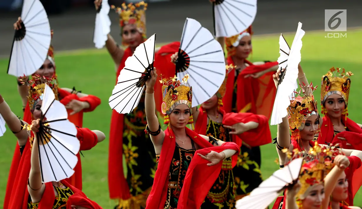 Ratusan Penari menyuguhkan pementasan tarian massal Jejer Kembang Menur di Istana Merdeka, Jakarta, Kamis (17/8). Jejer Kembang Menur merupakan tarian massal dari Banyuwangi. (Liputan6.com/Pool)