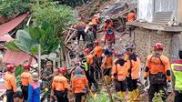 Tim SAR gabungan mengevakuasi korban longsor tebing perlintasan KA Bogor-Sukabumi di Kampung Sinarsari, Kelurahan Empang, Kecamatan Bogor Selatan, Kota Bogor. (Liputan6.com/Achmad Sudarno)