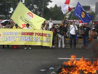 Massa dari berbagai elemen yang tergabung dalam tergabung dalam Koalisi Nasional Penyelamat Demokrasi membakar ban bekas saat berunjuk rasa di depan Gedung DPR/MPR, Jakarta, Selasa (5/3/2024). (merdeka.com/Arie Basuki)