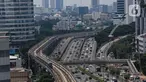 Rangkaian kereta LRT Jabodebek saat melintas di kawasan Pancoran, Jakarta, Selasa (26/11/2024). (Liputan6.com/Angga Yuniar)