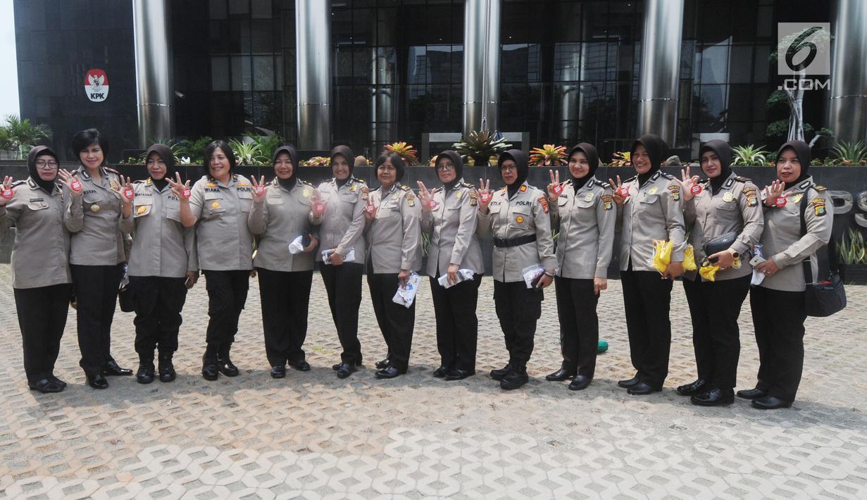 Sejumlah polisi wanita (polwan) berpose dengan menunjukkan pin antikorupsi di depan Gedung KPK, Jakarta, Kamis (29/8/2019). Jelang HUT ke-71 Polwan RI, sejumlah polisi wanita menggelar pertemuan dengan Wakil Ketua KPK Irjen Pol (Purn) Basaria Panjaitan. (Merdeka.com/Dwi Narwoko)