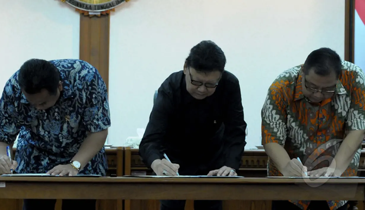 Mendagri Tjahjo Kumolo (tengah), Menkop UKM A.A Gede Ngurah Puspayoga (kanan), dan Mendag Rachmat Gobel (kiri), menandatangani MoU perizinan pelaku usaha mikro, Jakarta, Jumat (30/1/2015). (Liputan6.com/Andrian M Tunay)