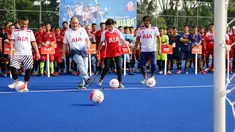 Chief Corporate Solutions PT AIA Financial Daniel Herjun Putranto serta Chief Human Resources Officer Setiawani ditemani legenda sepak bola Vennard Hutabarat dan Budi Sudarsono membuka AIA Championship 2019, Jakarta, Sabtu (12/1). (Liputan6.com/HO/Fahmi)