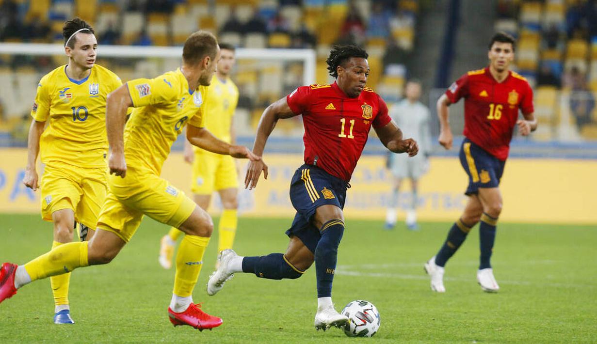 Penyerang Spanyol, Adama Traore, berusaha melewati pemain Ukraina, Ruslan Malinovskiy, pada laga UEFA Nations League di Stadion Olimpiyskiy, Rabu (14/10/2020). Ukraina menang dengan skor 1-0. (AP/Efrem Lukatsky)