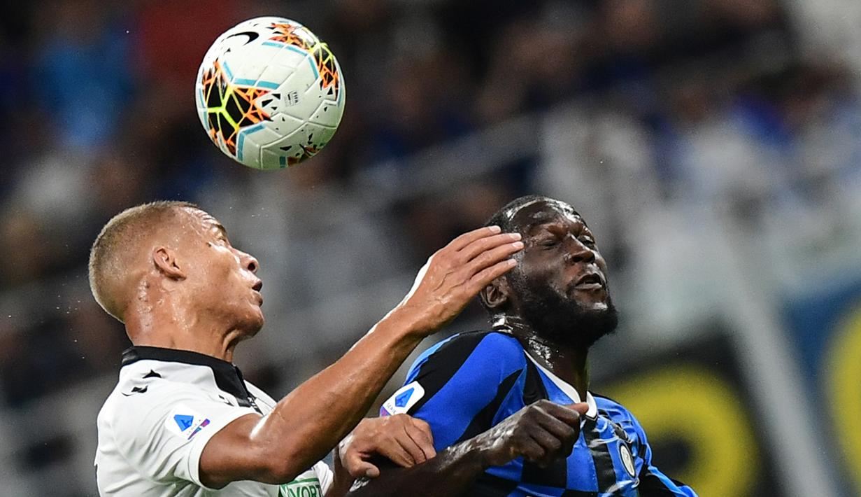 Striker Inter Milan, Romelu Lukaku, duel udara dengan bek Udinese, Sebastien De Maio, pada laga Serie A 2019/20 di Stadion San Siro, Milan, Sabtu (14/9). Inter menang 1-0 atas Udinese. (AFP/Miguel Medina)