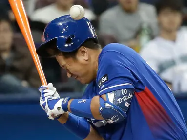 Pemain Baseball asal Korea Selatan Lee Dae-ho terkena bola di kepalanya selama inning kedua pertandingan putaran pertama World Baseball Classic di Gocheok Sky Dome di Seoul, Korea Selatan, Kamis, 9 Maret 2017. (AP Photo / Ahn Young-joon)